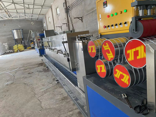 Ligne d'extrusion à bande de CE PP avec une capacité de 5,7 tonnes par jour pour la production à grande échelle