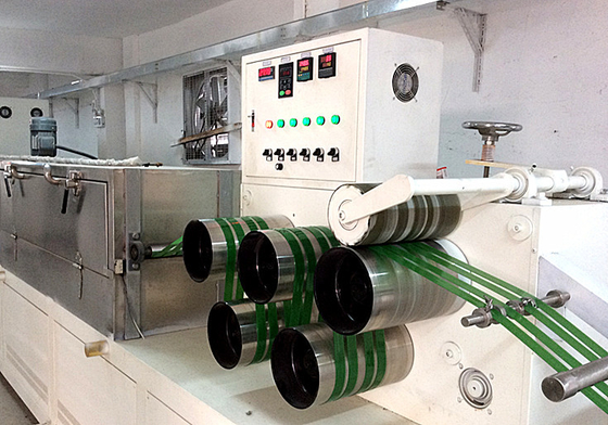 Pp électriques attachent la ligne courroie en plastique d'extrusion de bande faisant la machine avec le contrôle de PLC