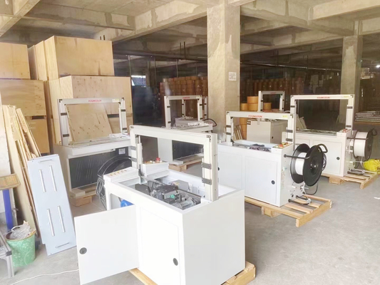 Le paquet durable attachant la machine pp automatiques empaquettent attacher la machine pour le carton et la boîte