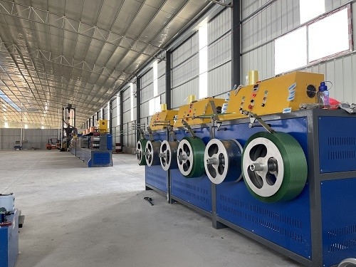 Ligne d'extrusion de courroie d'ANIMAL FAMILIER de haute performance avec la largeur du contrôle 9-32mm de PLC