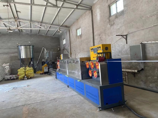 Machine de fabrication de sangles en PP durable réglable en tension avec extrudeuse à vis simple ou double