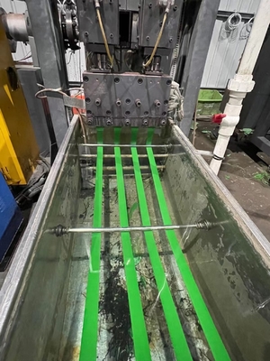 Machine de fabrication de sangles en PET haute performance avec une largeur de 5 à 19 mm et un double tournevis