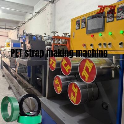 Machine automatique de fabrication de sangles en PET avec une capacité de 220-250 kg / h Largeur de sangle de 9-32 mm Utilisant 100% de matériau en flocons de bouteille en PET recyclé